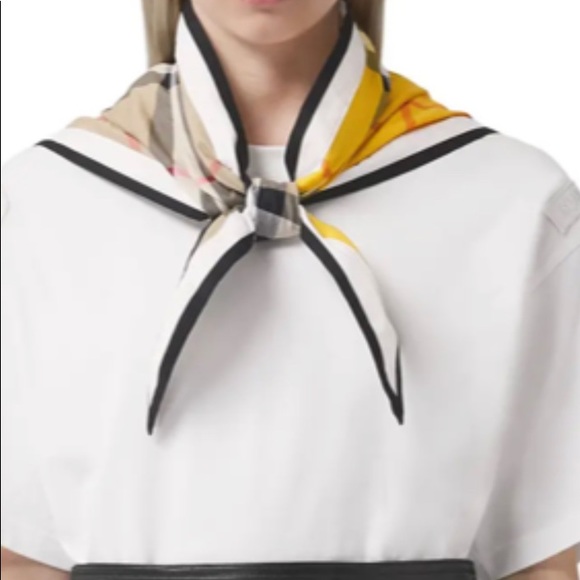 SOLD⛔️Authentic BURBERRY 100% Cotton vintage checkers triangle scarf - Picture 3 of 14